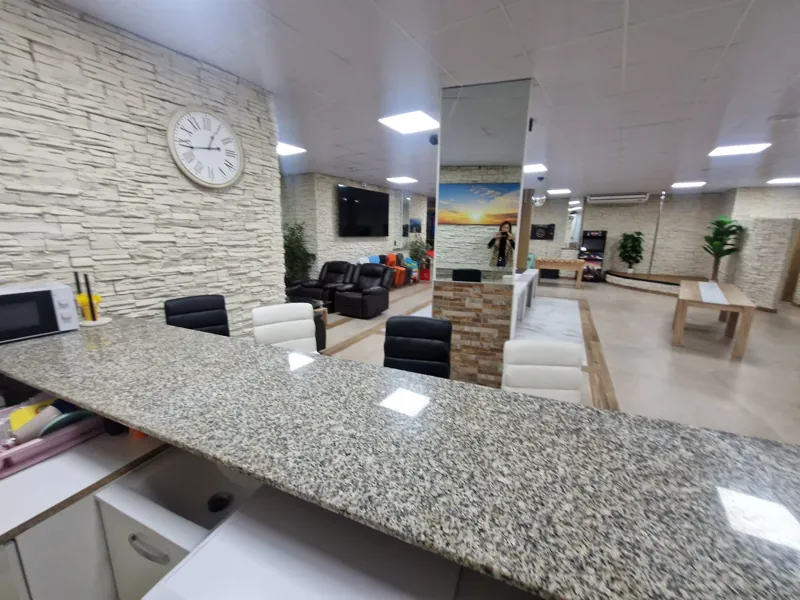 Vista de la sala desde la barra con la zona de juegos al fondo