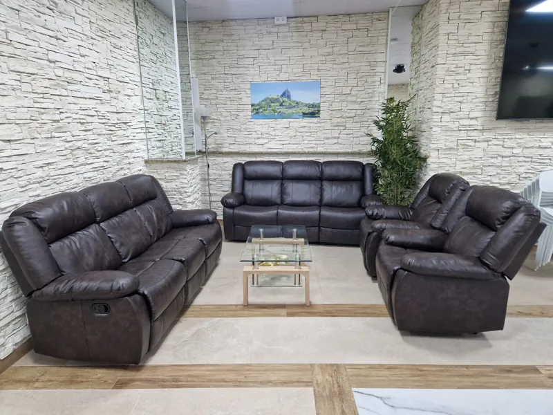 Zona lounge con sofás reclinables de piel
